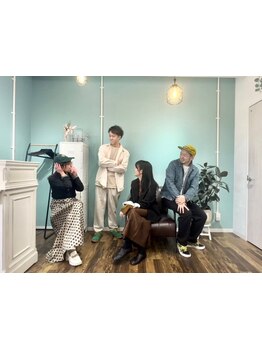 KOS HAIRには個性豊かで経験豊富な各部門のスペシャリスト在籍。お気軽にお悩みをご相談してください。