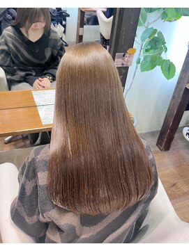 アン(Hair make un) 〈角田満帆 オリーブブラウン〉