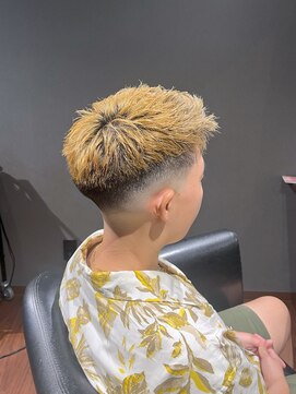 ビーダンディー(Bee dandy) 金髪ベリーショート ビジネスツーブロック ワイルドアップバング