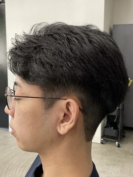 フイ 新宿3丁目(Hui) フェザーパーマ/グレーブルーカラー/刈り上げショートパンク