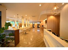 ジョイヘアー 臼杵店(JOIE hair)の雰囲気（広々としたラグジュアリー感あふれる店内で気分リフレッシュ）