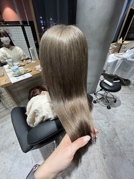 リーオオサカ(Lee Osaka) ベージュカラー×東芽生