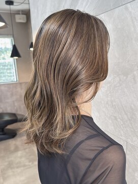 ドゥマン(Demain) 透明感と柔らかさを両立　大人女性のためのハイライトミディ