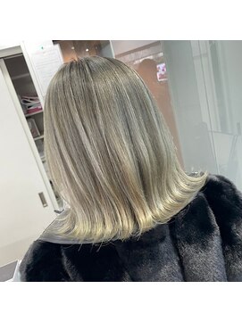 アイズ 本厚木(AIZU) シャドウルーツ ホワイトシルバー