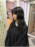 スタイリングが楽になるウェーブヘアで秋のスタイルに