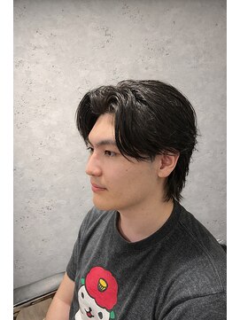 ワンワンオー バーバーショップ 長浜店(@110 BARBER SHOP) ニュアンスミディアム×センターパートで魅せる、洗練された余裕