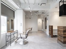 カルゥグラッシー(KALOU glassi)の雰囲気（白を基調とした明るい開放的な店内［センター北］）