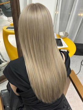 スリット(slit) ミルクティーベージュブロンドブリーチカラーレイヤーカット