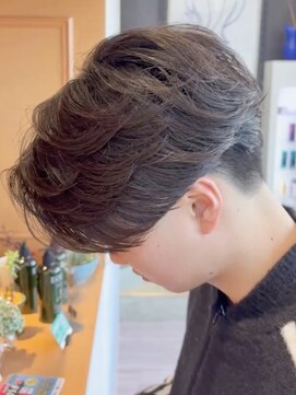 ワイボンドヘアー(Y bond hair) センターパートウルフカットツイストスパイラルパーマゆるめ黒髪