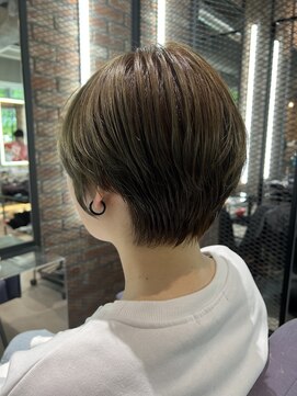 ベイショア(Bay Shore NY) グレーベージュマッシュ斜めバングアッシュオリーブ