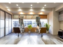 カット純 渋谷(CUT純)の雰囲気（自然光が入り、景観も良く、居心地のいい空間です。）