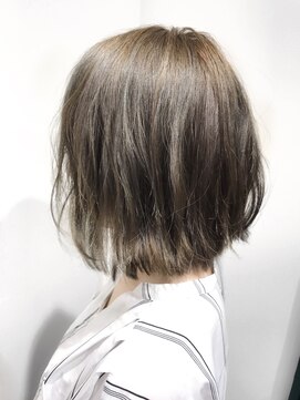 リアン(Lian) 外ハネのハイトーンボブ