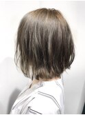 外ハネのハイトーンボブ