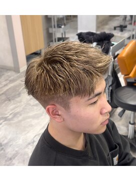 ヘーゼル 博多(HAZEL.) ホワイトベージュ×刈り上げスパイキーショート