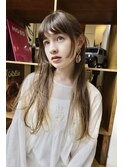 ブロンドベージュ。ハイトーンカラー。顔まわりカット、ロング