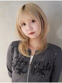 ハイトーンブロンド顔周りレイヤー前髪カットロング_F50794