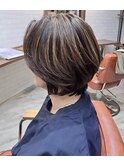 白髪ぼかしのハイライト　大人のショートスタイル　白髪染め