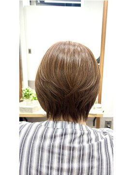 クローバー(clover) 明るめカーキ色ショートボブ