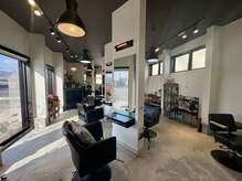 サロンプレッジエビノマル(salon PLEDGE ebinomaru)の雰囲気（開放感のある店内）