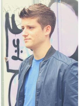 ジジバイワースホワイル(jiji by WORTH WHILE) リバースセンターパート刈り上げセンターパートサーフカール