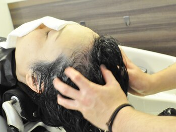 エムツージェイ(M2J)の写真/【髪質改善専門店】特製スパクリーム&アロマのマッサージで頭皮環境を改善☆日々の疲れも癒しましょう＊