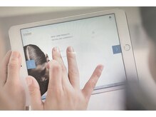 【STEP1.カウンセリング】アプリケーションを使いその方の為だけの髪質、お悩み改善を行うヘアケアを選出。
