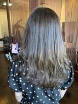 ヘアーエヌプラス (HAIR N+) レイヤーロング外ハネ巻き＆波巻き　グレーベージュ