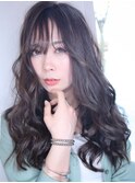 立体感ハイライトとシースルーバングで暗髪ロングを軽やかに