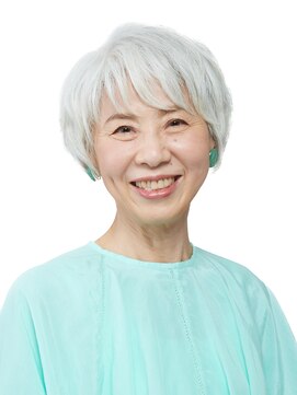 爽やかなホワイトカラーの大人ショートスタイル