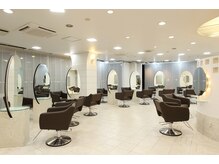 ヤヨイブレインズ グランデ(YAYOI BRAINS GRANDE)の雰囲気（日中は窓から陽が差し込む明るい空間♪開放的な空間でリラックス）