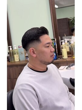 ケーエムシーセントラルルーツ(KMC Central Roots) スキンフェード、サイドパート