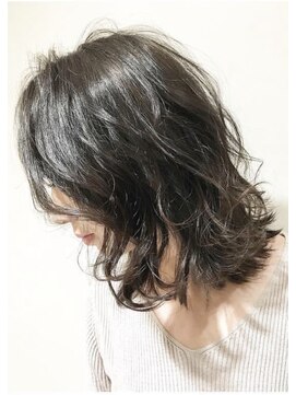 リボロ(Rivoro) 前下がりミディアム＿アディクシーサファイア