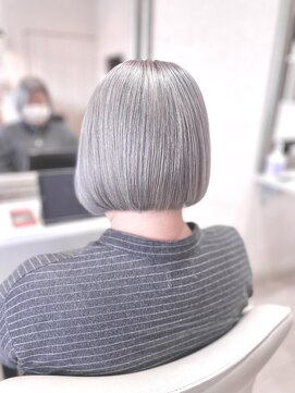 ヴィフ ヘアアンドデザイン(Vif hair&design) ホワイトシルバー×ミニボブ