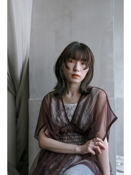 トゥ(TOE) ワイドバングのマッシュで包み込んだウルフミディアム