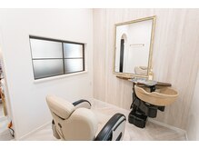 サロンドタカセ(Salon de takase)の雰囲気（半個室の席になります。お顔そり美容法はこちらで施術します。）