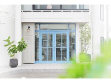 ヘアーサロン カシュカシュ(hair salon Cache cache)の雰囲気（街中の喧騒から離れた静かな立地の為、広い駐車場も店の前に完備）