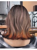 ベージュのシャドールーツにフォックスカラー