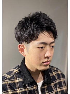 ドルクス 日本橋(Dorcus) 刈り上げ　ナチュラルパーマ　アップバング