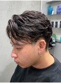 大人の抜け感を演出する、今トレンドのフェザーパーマ
