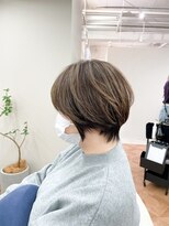 モルニ(MORNI)&nbsp;ショートヘア_マロンベージュ Aラインボブ かきあげ