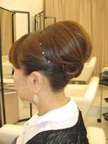 アールザビビット(R The Bibitto) トップの高さがエレガントなアップスタイル