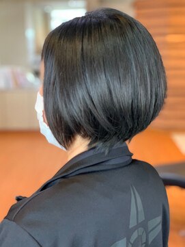 アークスヘアー 小顔見せで大人かわいい☆暗髪×前下がりフェミニンショート
