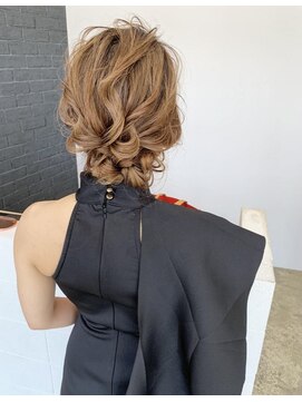 ニド(2do) 結婚式お呼ばれ三つ編みアップアレンジ