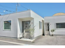 タビー(tabby)の雰囲気（アンティークのグレーのドアが目印です。）