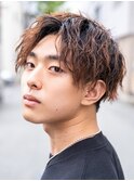 ナチュラルツイスト前下がりセンターパートツーブロックショート