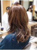 【30代ヘアスタイル】ロングゆるふわカール×ブルーグレージュ