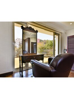 大きな窓から四季も楽しめる。空間や薬剤、技術にとことんこだわった、個室ありのプライベートサロン◇