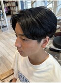 センターパートスパイラルパーマツーブロック刈り上げメンズヘア