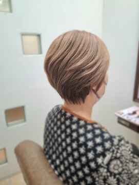 ロマン バイ ルームス(浪漫 by ROOMS) トップと後頭部のボリュームありショート【浪漫byROOMS小西】