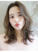 【ヌーディベージュカラーとセンター分けで大人な色気レイヤー】